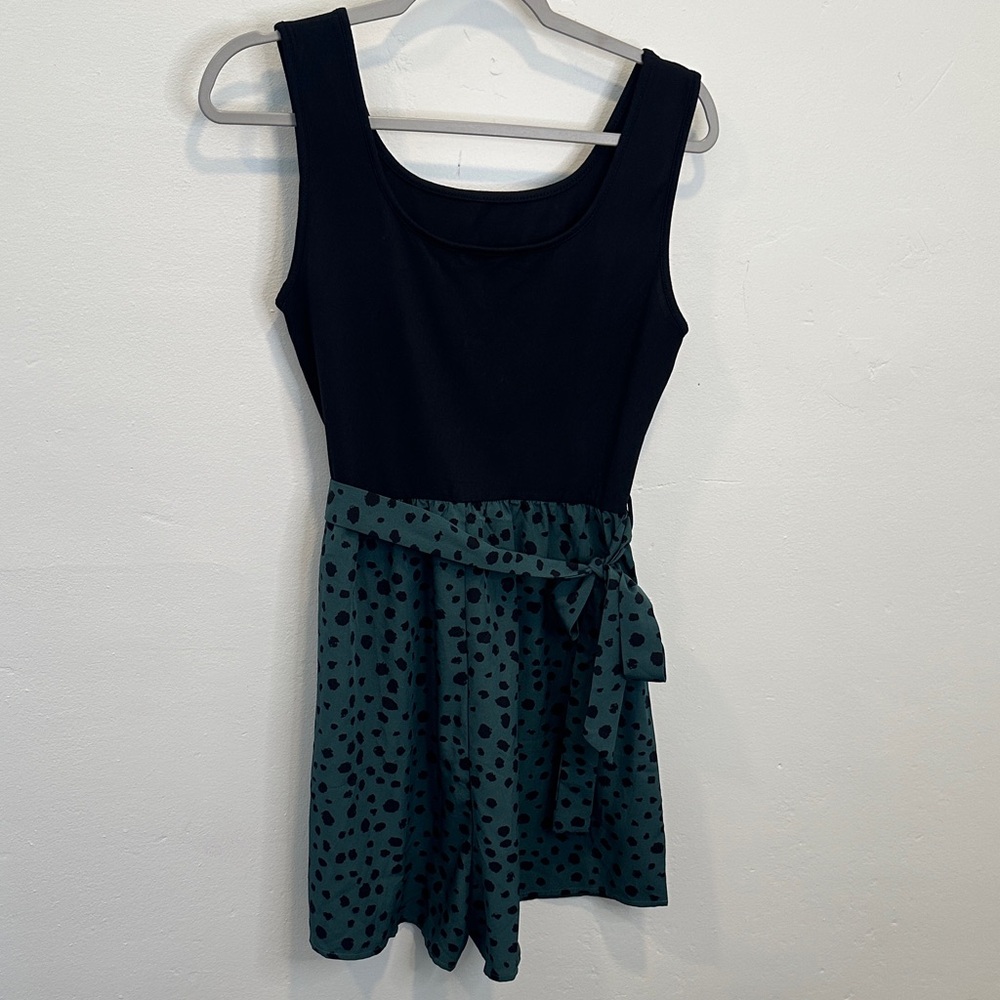 Sleeveless Black and green Polka-Dot Waist-Tie romper size large! Beachy days!